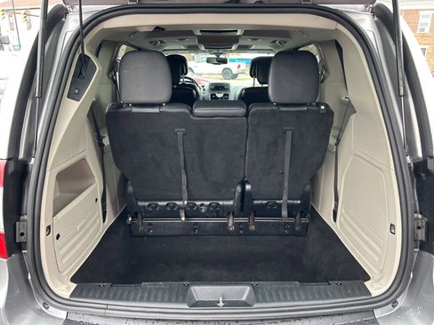 Used 2016 Chrysler Town & Country Touring-L image 13