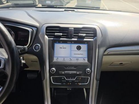Used 2019 Ford Fusion SE FWD image 13