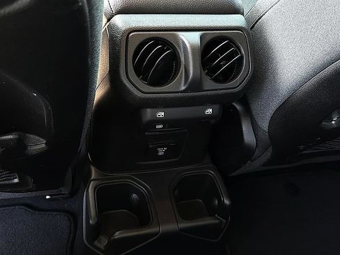 Used 2025 Jeep Wrangler Unlimited Rubicon AWD/4WD image 10