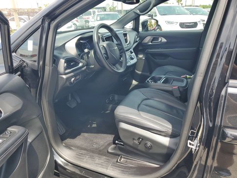 Used 2019 Chrysler Pacifica Touring-L w/ Premium Audio Group FWD image 12