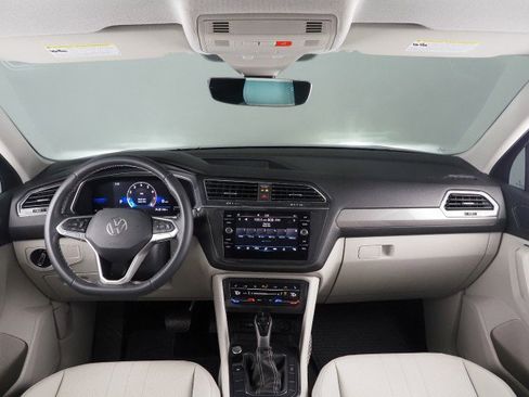 Used 2023 Volkswagen Tiguan SE FWD image 3