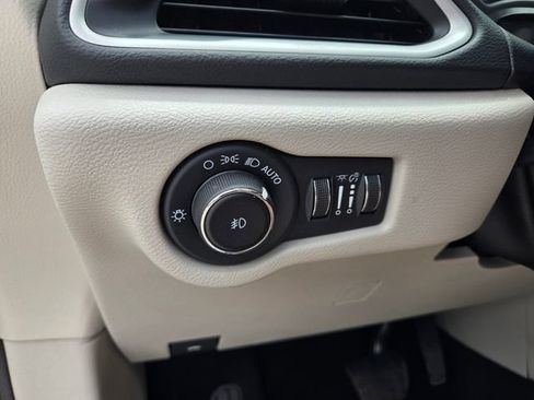 Used 2023 Chrysler Pacifica Touring-L FWD image 21