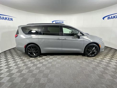 Used 2023 Chrysler Pacifica Touring-L w/ S Appearance Package AWD/4WD image 10