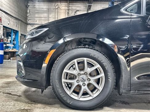 Used 2024 Chrysler Pacifica Touring-L image 32