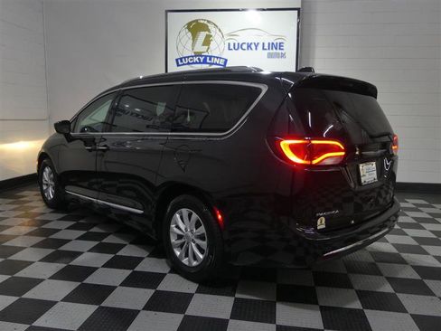 Used 2018 Chrysler Pacifica Touring-L Plus FWD image 11