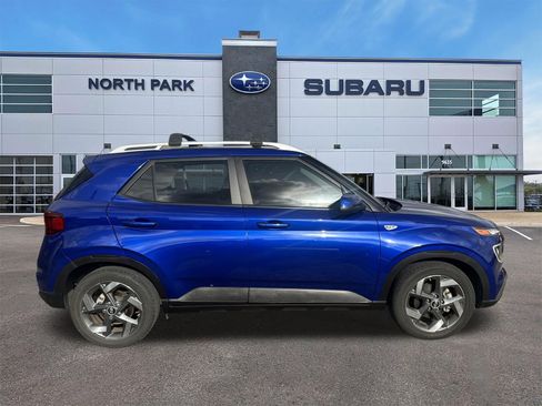 Used 2022 Hyundai Venue Limited w/ Cargo Package FWD image 2
