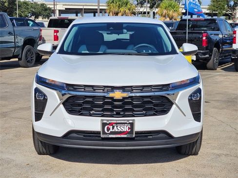 Used 2025 Chevrolet Trax LS w/ LS Convenience Package image 2