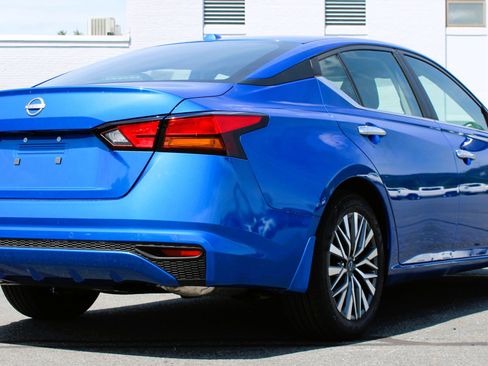 Used 2025 Nissan Altima 2.5 SV FWD image 9