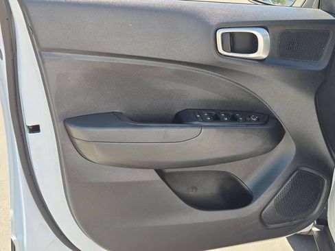 Used 2025 Hyundai Venue SEL FWD image 11