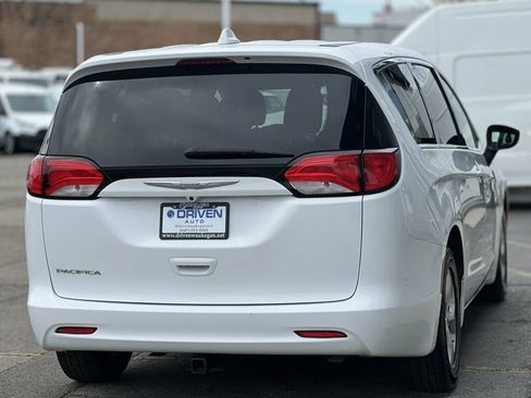 Used 2017 Chrysler Pacifica LX w/ Tire & Wheel Group FWD image 5