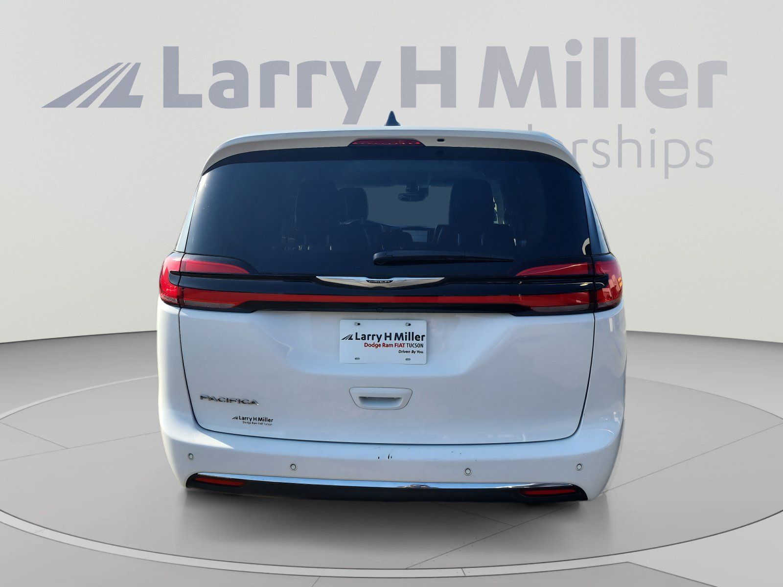 Used 2024 Chrysler Pacifica Touring-L FWD image 4