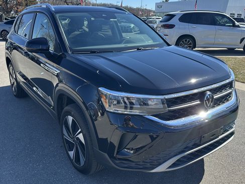 Used 2024 Volkswagen Taos SE w/ Panoramic Sunroof Package image 2
