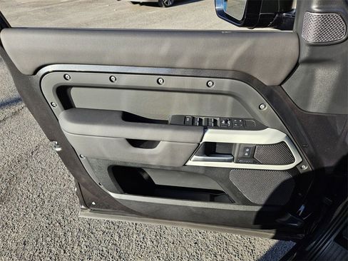 Used 2024 Land Rover Defender 110 SE image 7