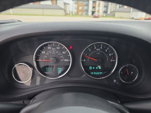 Used 2018 Jeep Wrangler Unlimited Sahara w/ Connectivity Group AWD/4WD image 22