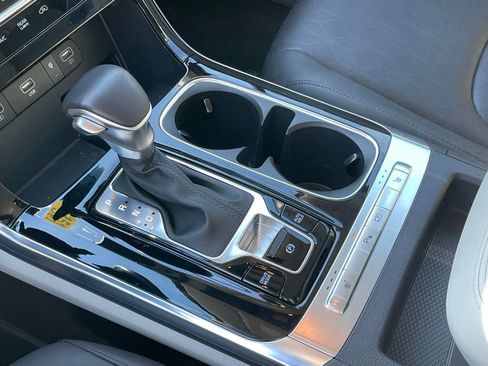 Used 2024 Kia Carnival EX image 24