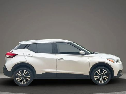 Used 2019 Nissan Kicks SV FWD image 2
