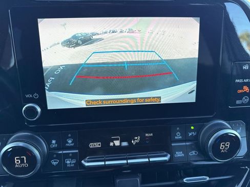 Used 2023 Toyota Highlander XLE image 36