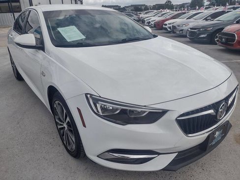 Used 2018 Buick Regal Essence image 1