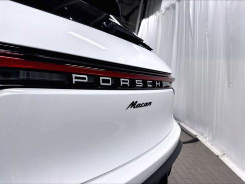 Used 2026 Porsche Macan AWD/4WD image 32