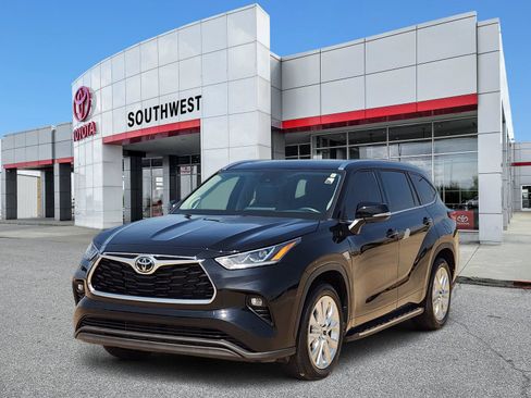 Used 2022 Toyota Highlander Limited FWD image 2