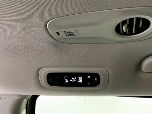 Used 2022 Chrysler Voyager LX image 10