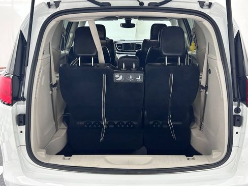 Certified 2021 Chrysler Voyager Lxi FWD image 9