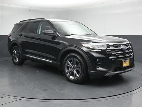 Certified 2025 Ford Explorer Active w/ Active Comfort Package AWD/4WD image 1