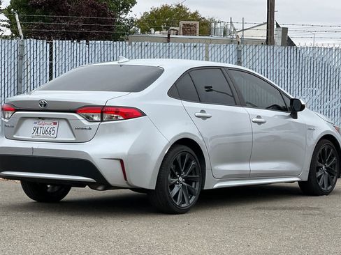 Used 2021 Toyota Corolla LE FWD image 3