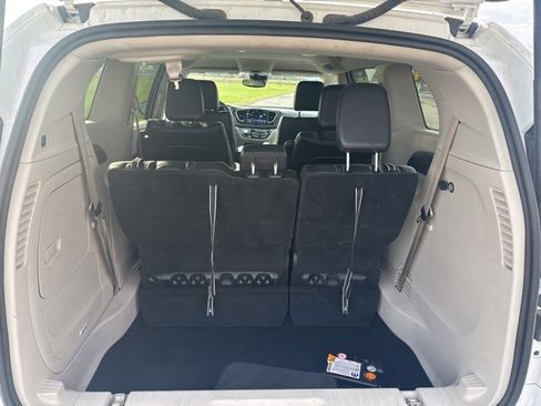 Used 2024 Chrysler Pacifica Select image 10
