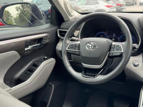 Used 2023 Toyota Highlander Limited AWD/4WD image 13