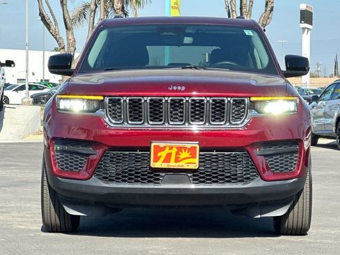 Used 2023 Jeep Grand Cherokee Laredo AWD/4WD image 8