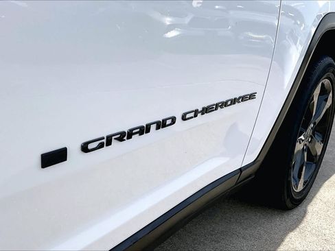 Used 2022 Jeep Grand Cherokee Altitude AWD/4WD image 10