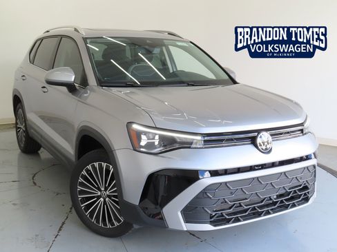New 2025 Volkswagen Taos SE image 1