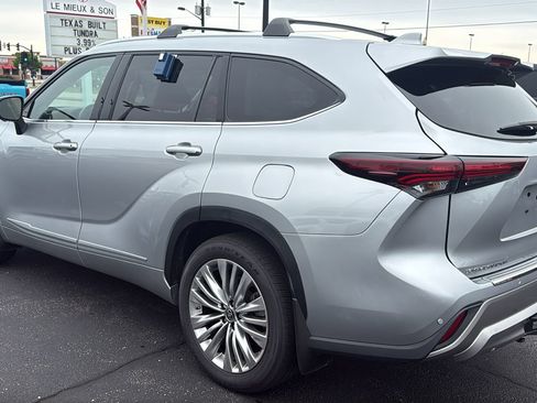 Certified 2024 Toyota Highlander Platinum AWD/4WD image 5