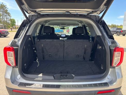 Used 2024 Ford Explorer XLT w/ Equipment Group 202A AWD/4WD image 18