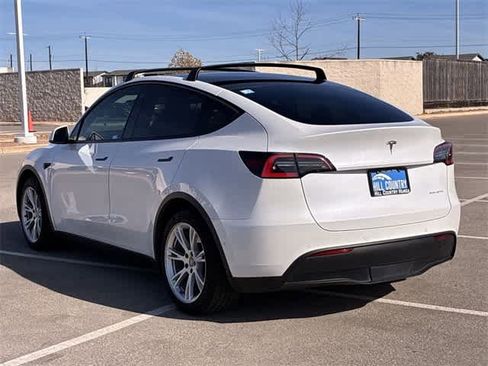 Used 2021 Tesla Model Y Long Range image 4