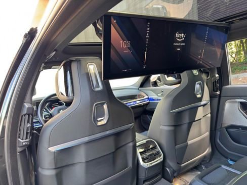 Used 2025 BMW 740i w/ Premium Package RWD image 45