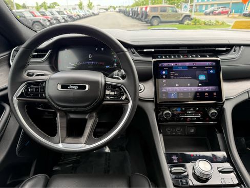 Used 2023 Jeep Grand Cherokee Overland w/ Luxury Tech Group IV AWD/4WD image 13
