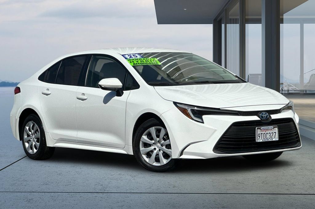 Used 2025 Toyota Corolla LE FWD image 2