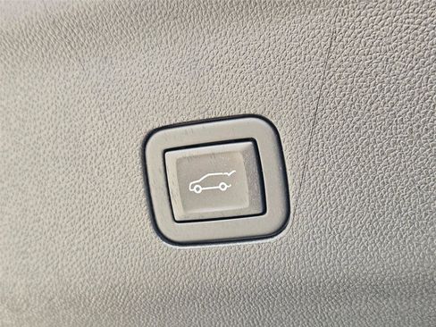 Used 2024 Cadillac Escalade Premium Luxury RWD image 31