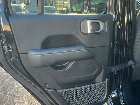 Used 2019 Jeep Wrangler Unlimited Sahara image 18