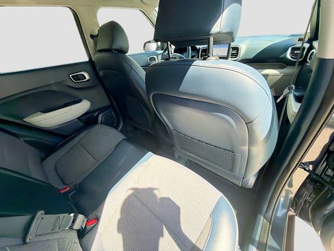 Used 2023 Hyundai Venue Limited image 27