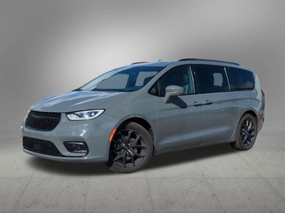 Used 2022 Chrysler Pacifica Limited w/ Uconnect Theater Family Group