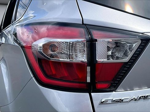 Used 2018 Ford Escape SE w/ SE Sync 3 Package AWD/4WD image 23