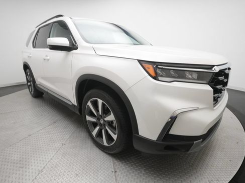 Certified 2025 Honda Pilot Touring image 38