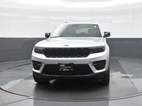 Used 2024 Jeep Grand Cherokee Altitude AWD/4WD image 2