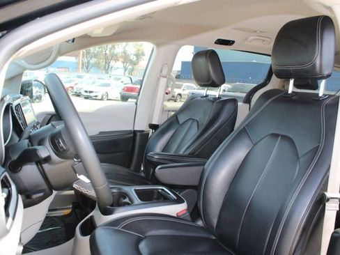 Used 2024 Chrysler Pacifica Limited FWD image 35