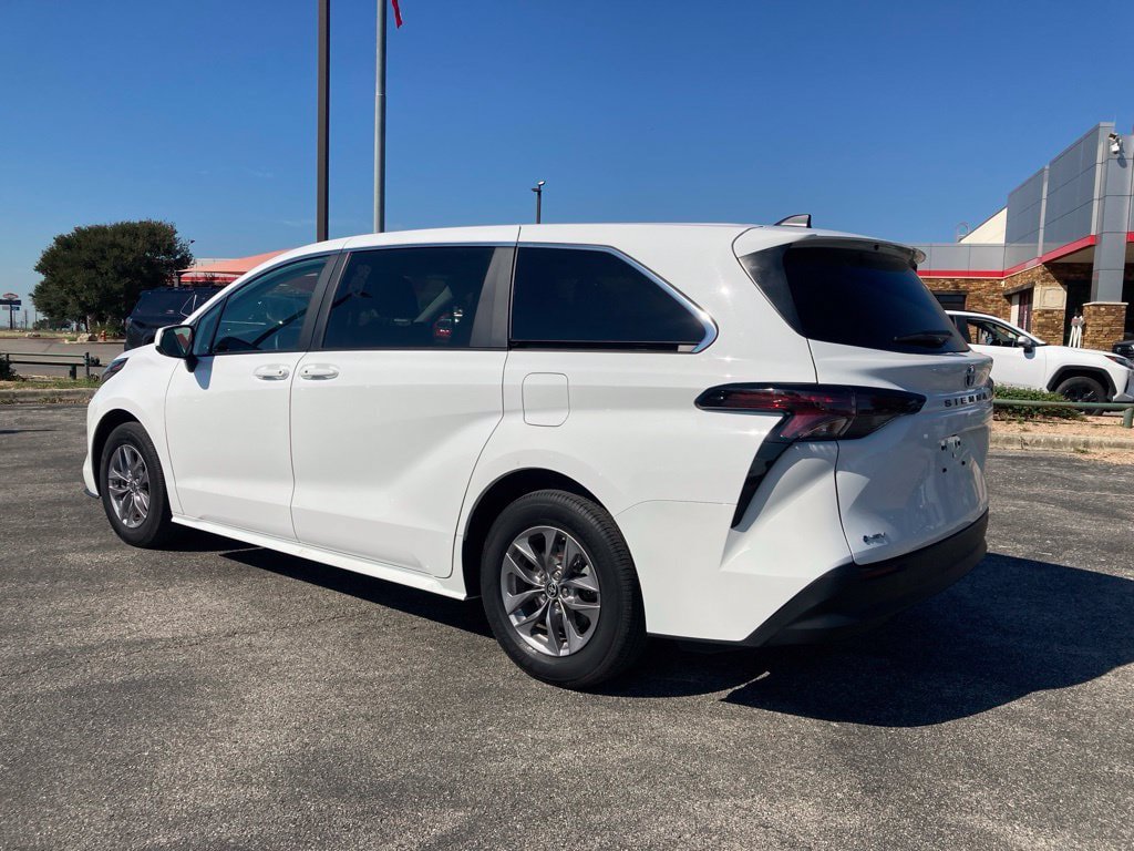 Used 2025 Toyota Sienna LE FWD image 7