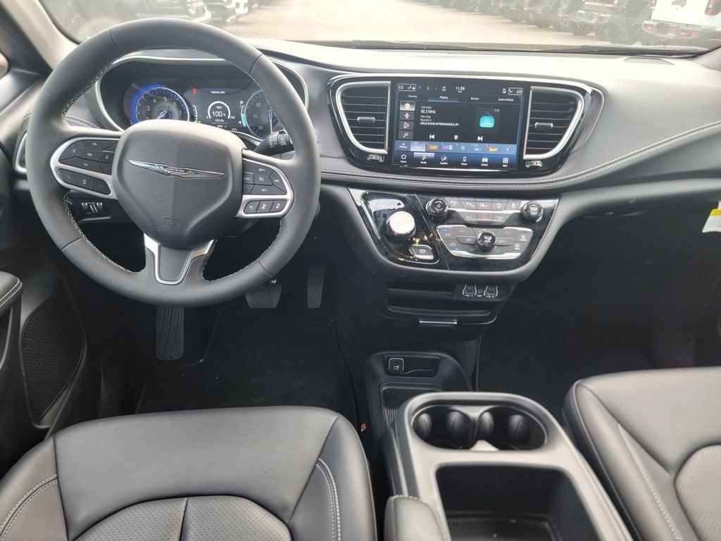 New 2025 Chrysler Pacifica Select w/ Fav Edition Package FWD image 11
