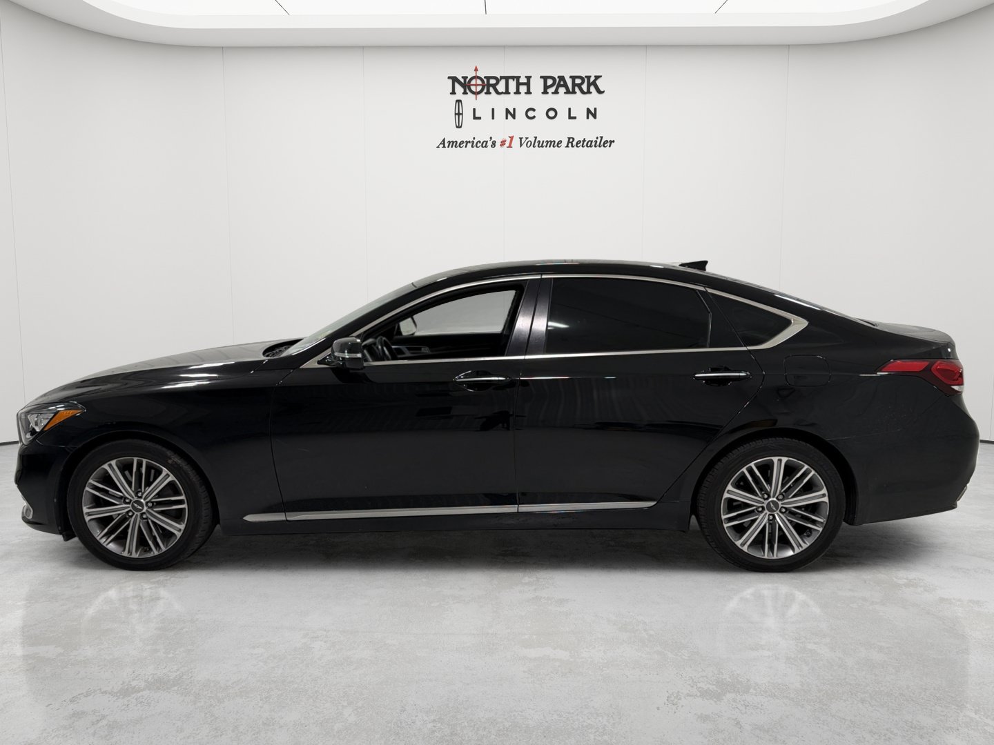 Used 2018 Genesis G80 3.8 RWD image 2